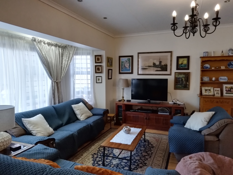 4 Bedroom Property for Sale in Fraaiuitsig Western Cape